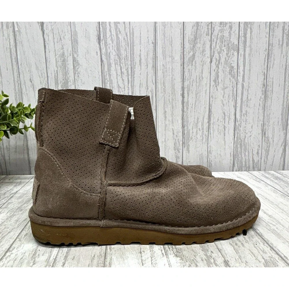 Womens Size 38 US7 UGG Classic Brown Suede Perforated Ankle Booties